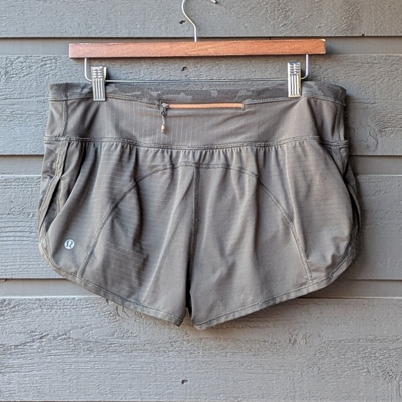 Lululemon Run For Days Short Army Green Camo Stripe Size 8 - Picture 3 of 9
